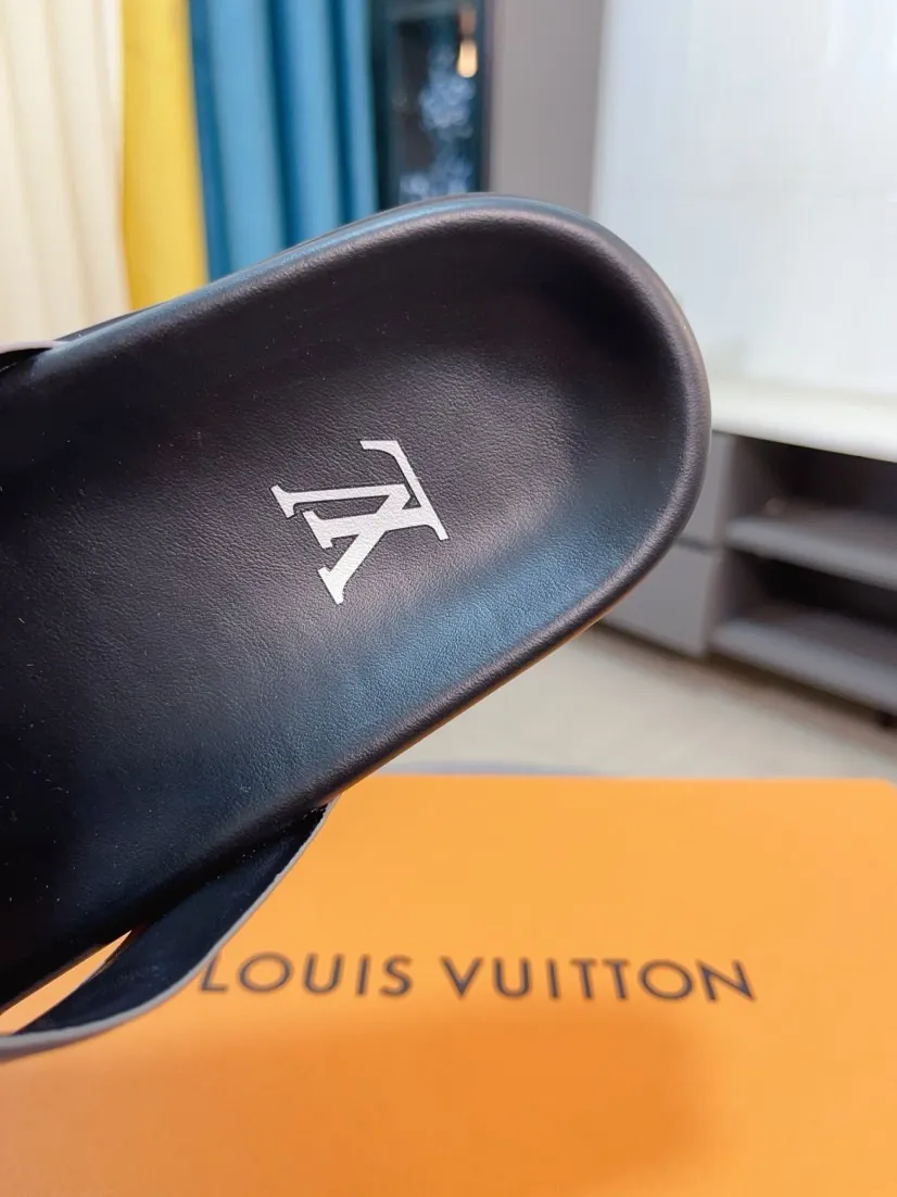 Men's shoes💰300🌹🌹【LV】Multi-color new men's slippers, original top quality version, original special cowhide cross pattern➕sheepskin inside and side, non-slip combined sole, more stable walking, more comfortable and lightweight, high-end and generous, size: 38~44